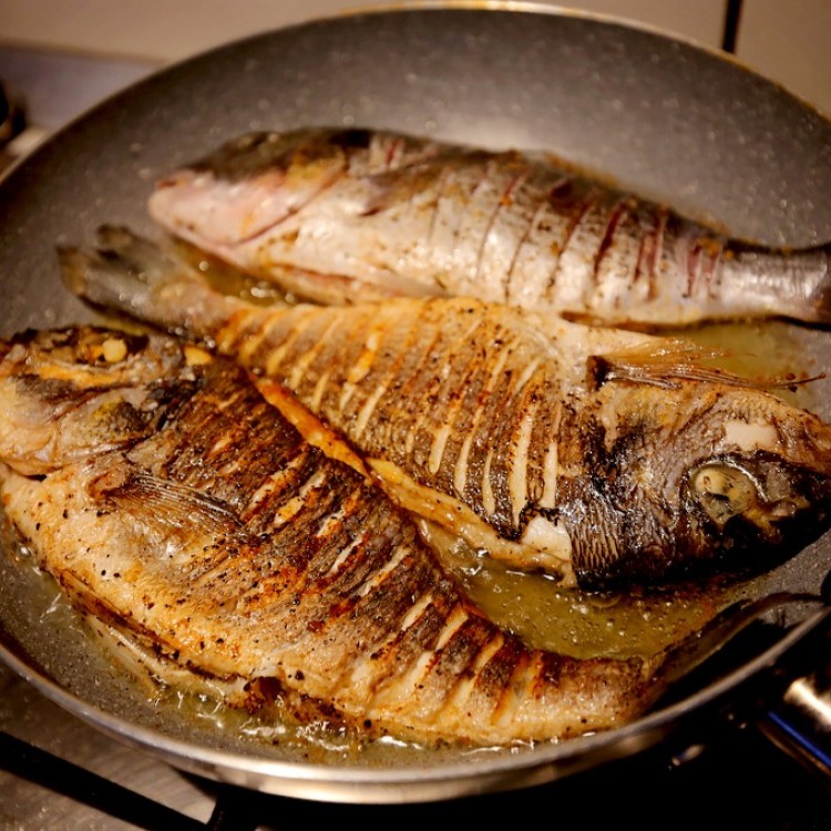 ما هي المدة المثالية لقلي السمك؟
