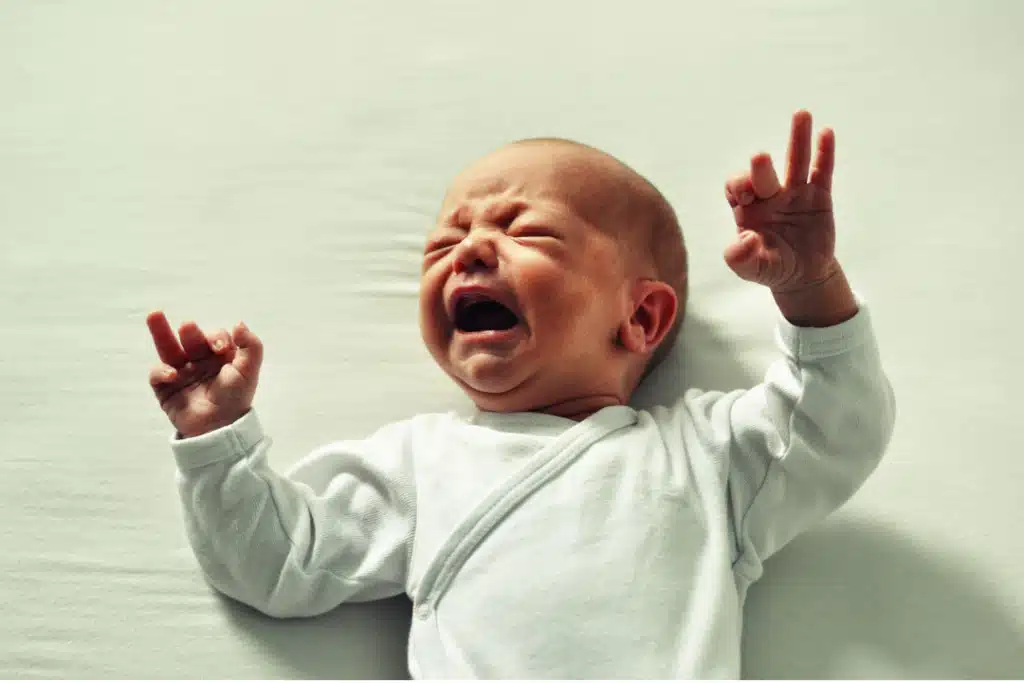 مخاطر بكاء الطفل الرضيع