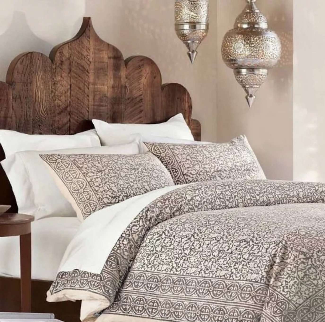 ديكورات مغربيّة مُنسّقة في غرفة النوم لإثراء مظهرها