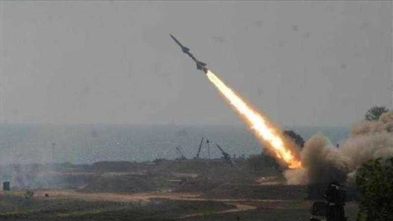 عاجل: هجوم صاروخي للحوثيين في خليج عدن وإعلان أمريكي بشأنه