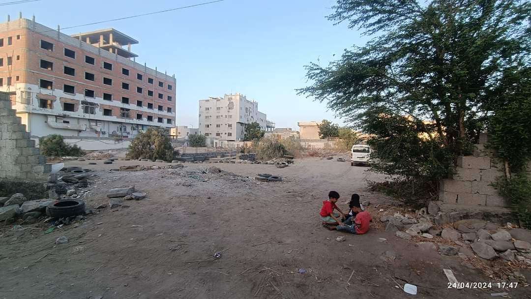 جمع تبرعات لحماية مدرسة من البسط في عدن(صدمة)