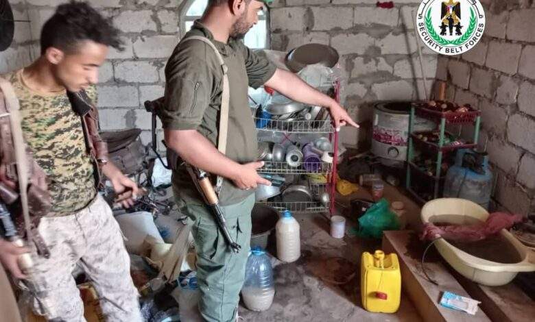 قوات الحزام الأمني تضبط شخص متهم بصنع الخمور بمنزله في الضالع