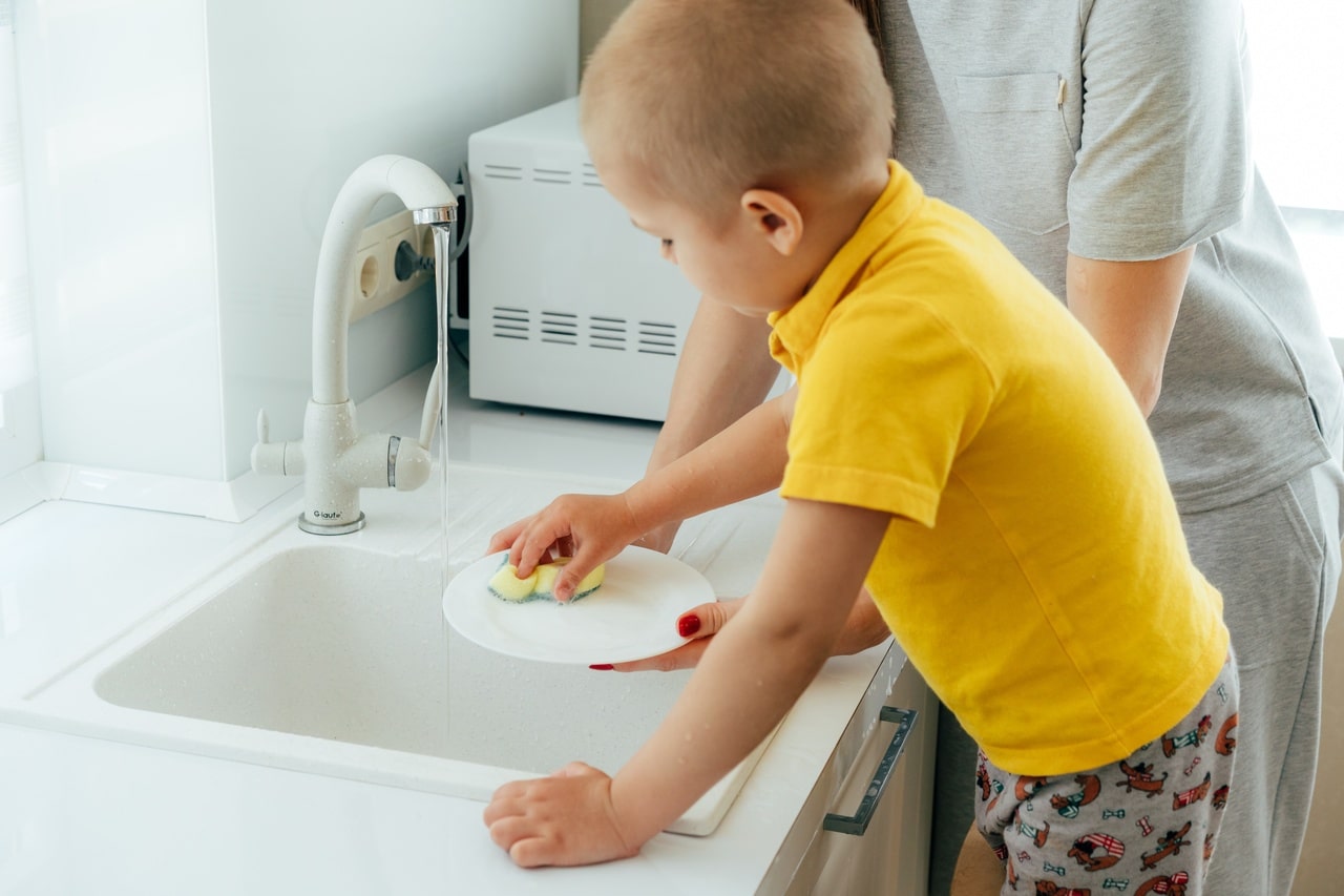كيف تعلم طفلك غسيل الأطباق في المطبخ